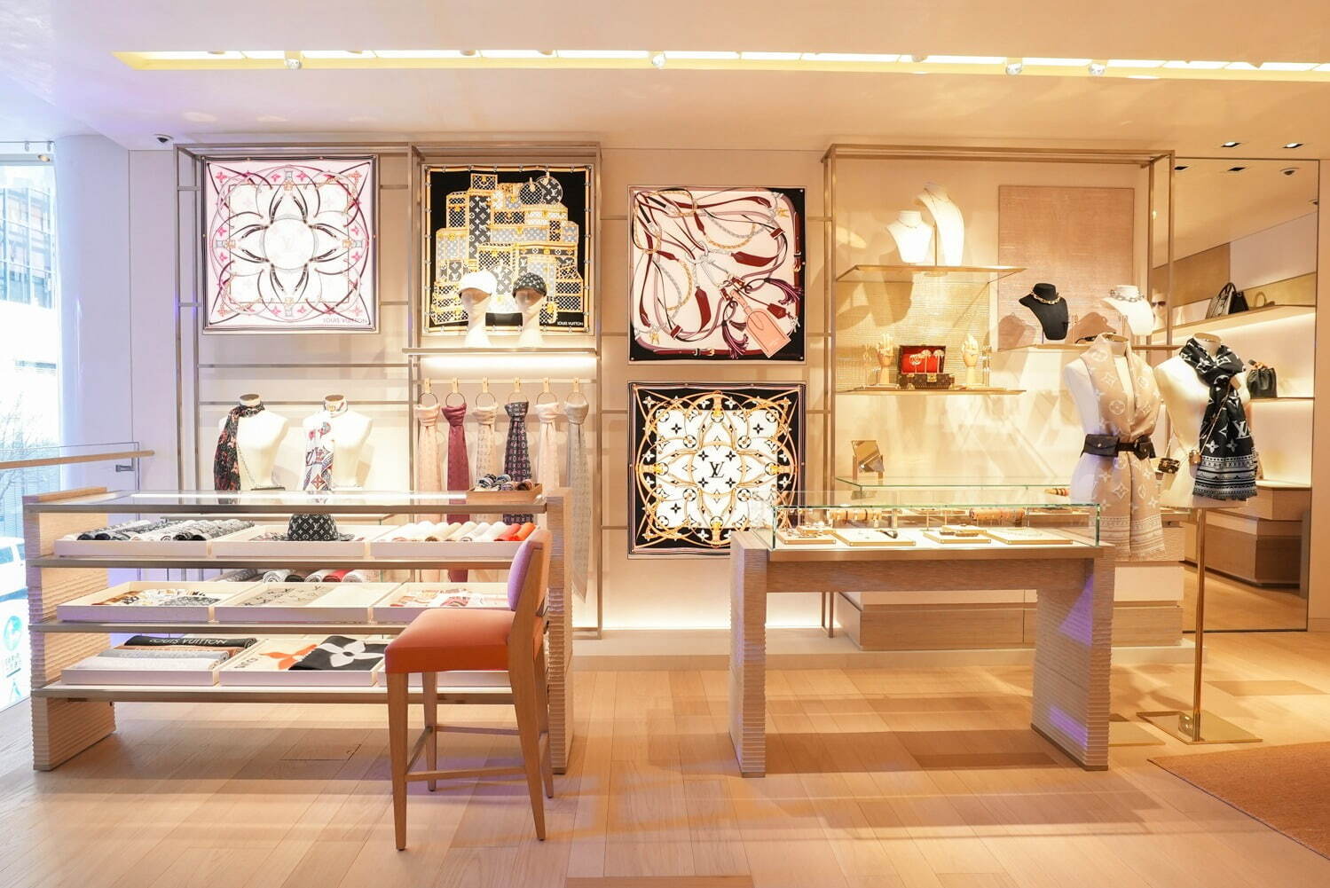 What's inside the Le Cafe V (Louis Vuitton Cafe) here in Ginza