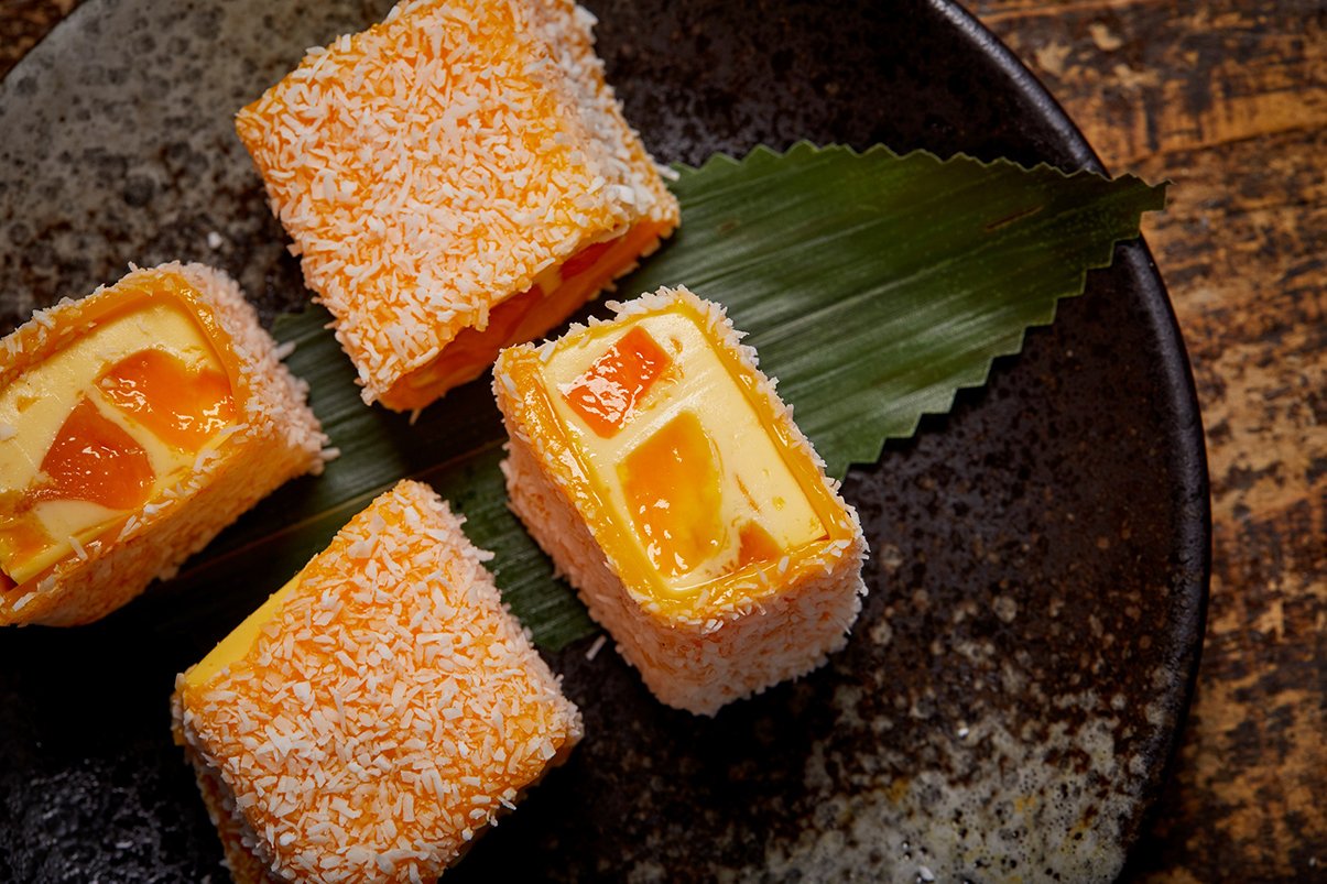 Mott 32 fresh mango and coconut glutinous rice roll