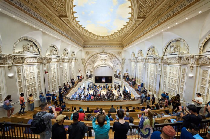 Visitors enjoy Apple Tower Theatre’s balcony seating, now an accessible and flexible space for Genius Bar appointments.