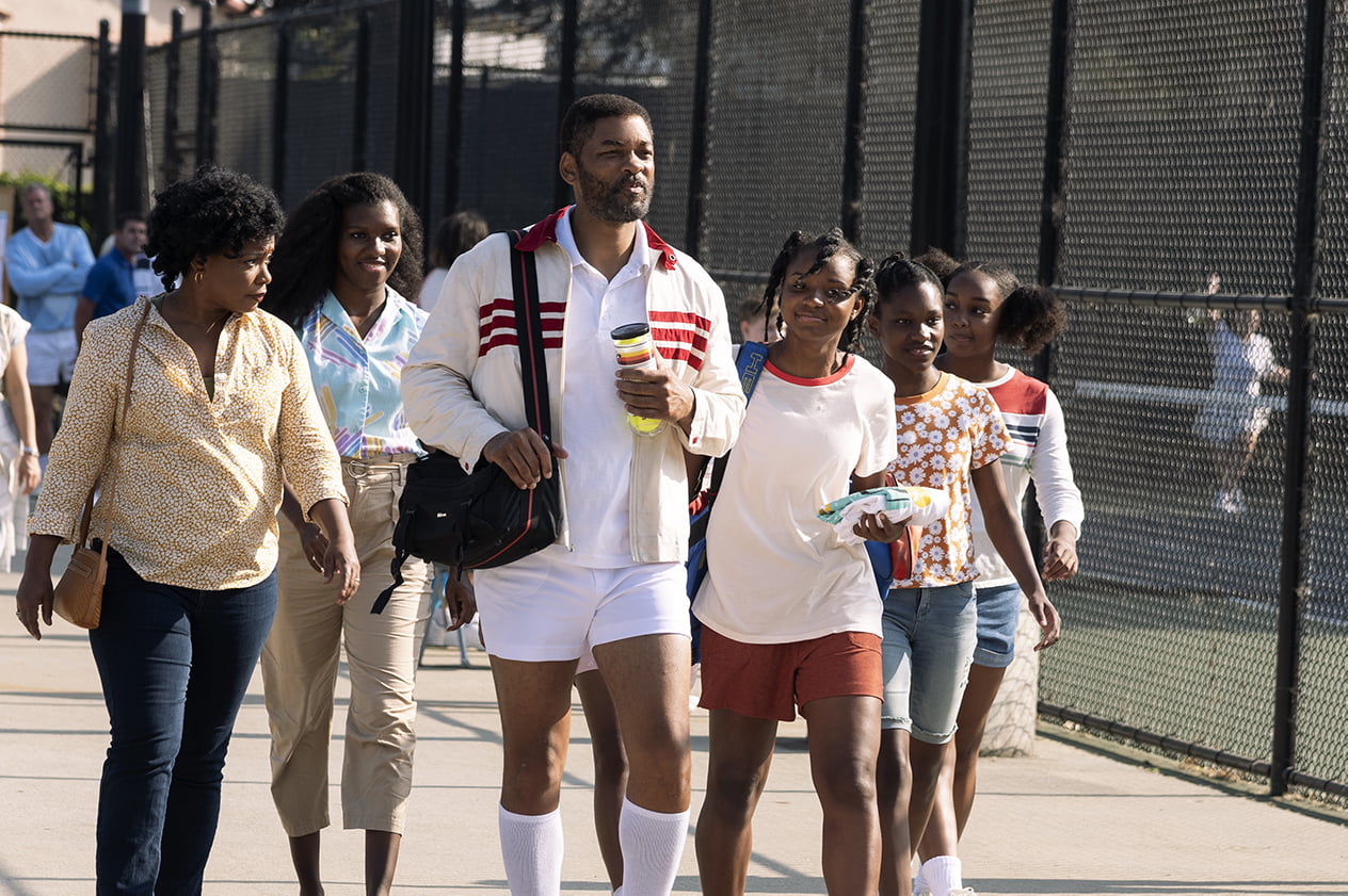 (L-r) AUNJANUE ELLIS as Oracene “Brandi” Williams, MIKAYLA BARTHOLOMEW as Tunde Price, WILL SMITH as Richard Williams, SANIYYA SIDNEY as Venus Williams, DEMI SINGLETON as Serena Williams and DANIELE LAWSON as Isha Price in Warner Bros. Pictures’ inspiring drama “KING RICHARD,” a Warner Bros. Pictures release.