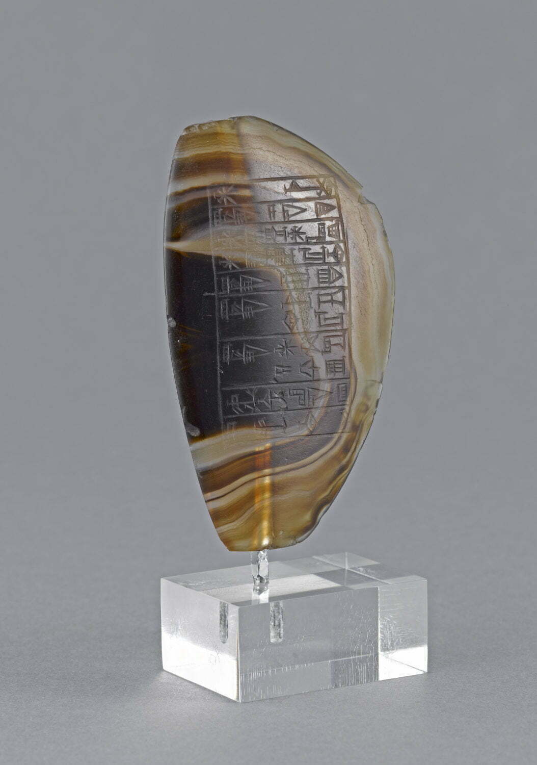 Bead offered to the moon-god, by divine king of Ur, Ibbi-Sin, for his life © RMN-Grand Palais (Louvre Museum)