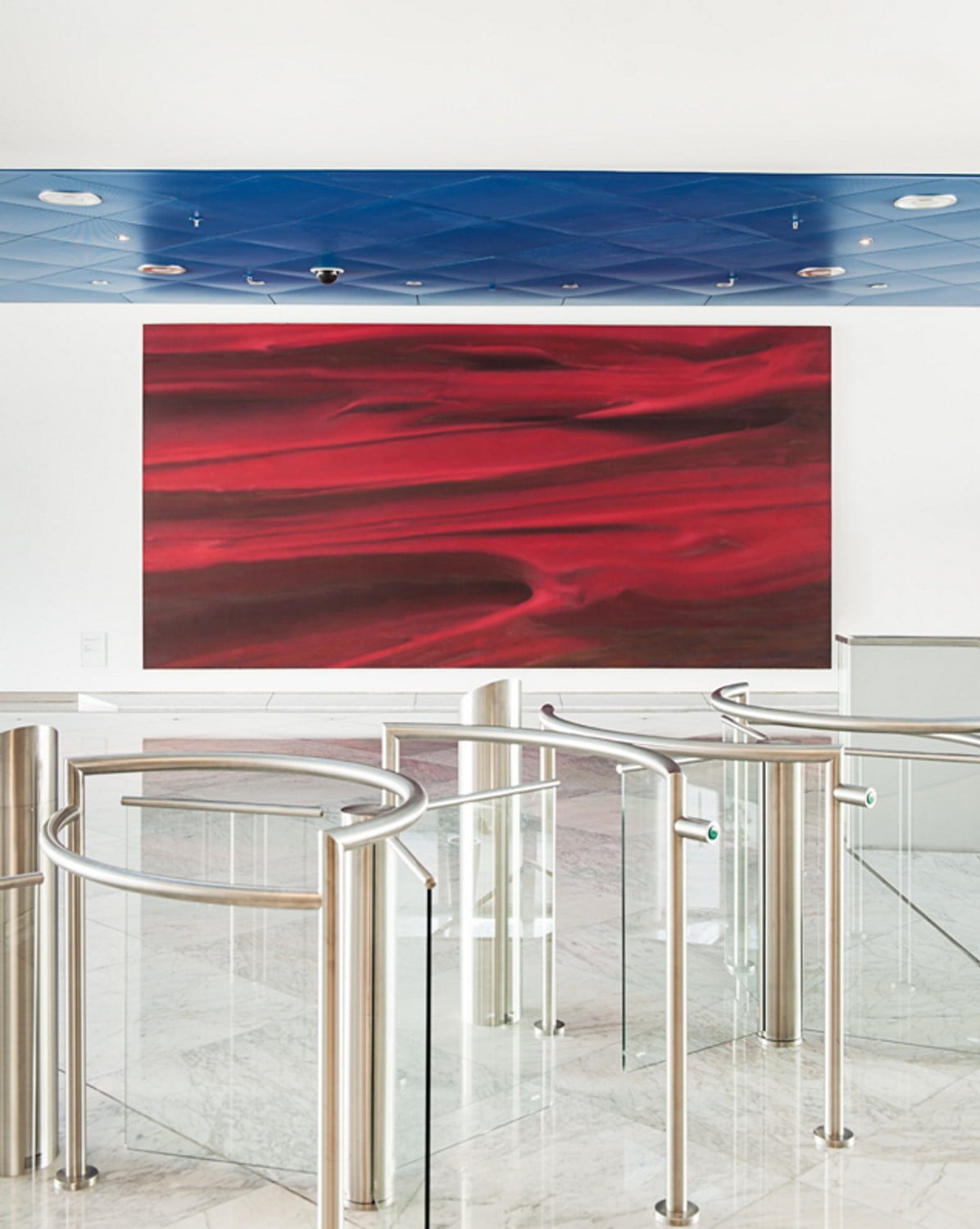 Gerhard Richter, „Rot“, oil on canvas, 3m x 6m, 1973. Foyer of the BMW Group Headquarters in Munich (Germany). Photo: Wolfgang Stahr © Gerhard Richter / BMW AG (02/2021)