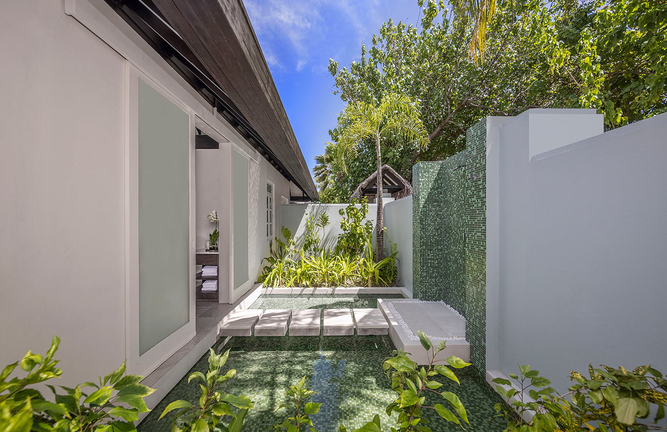 Naladhu Private Island - Ocean House - Outdoor Bathroom