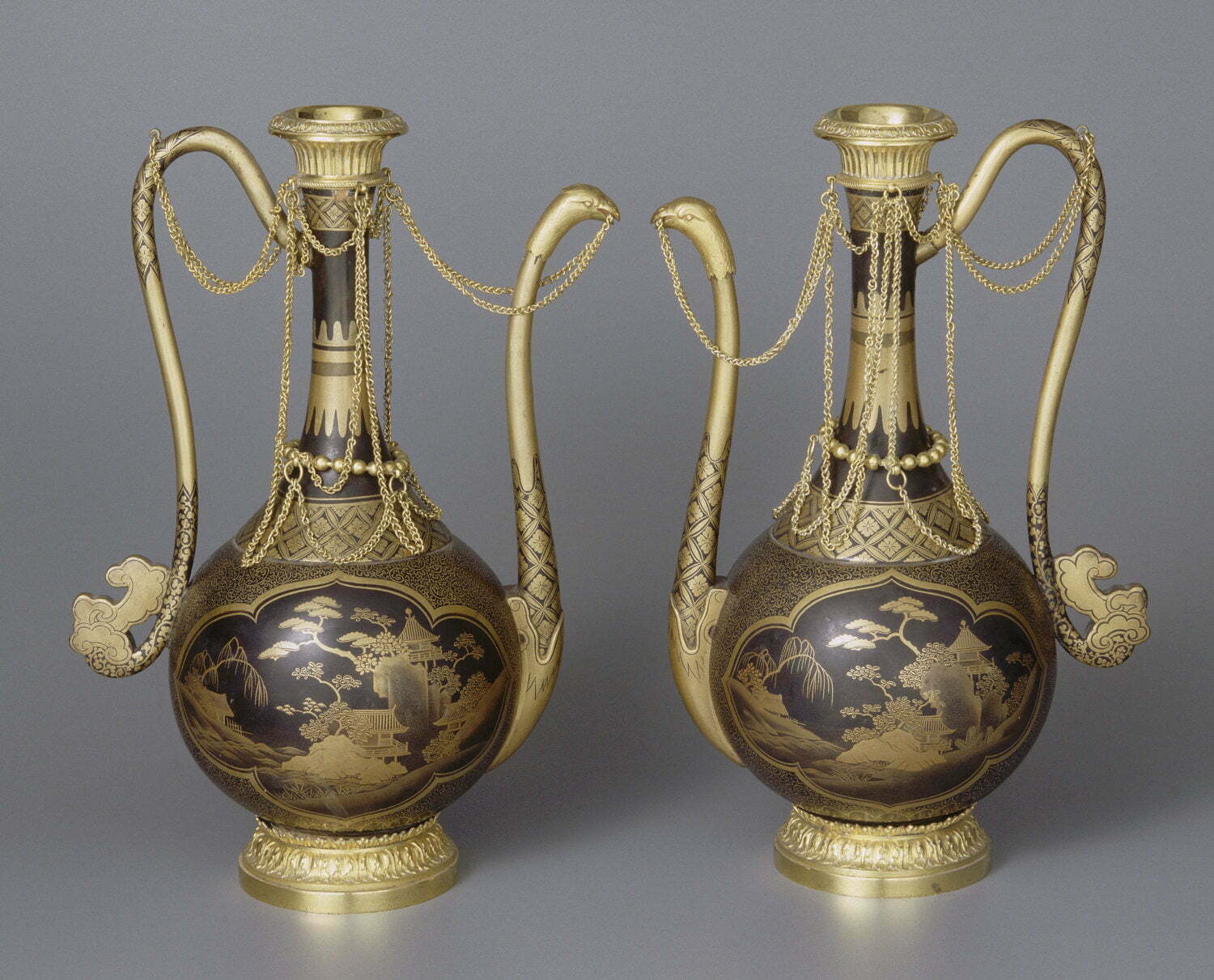 Pair of ewers © RMN-Grand Palais (Louvre Museum)