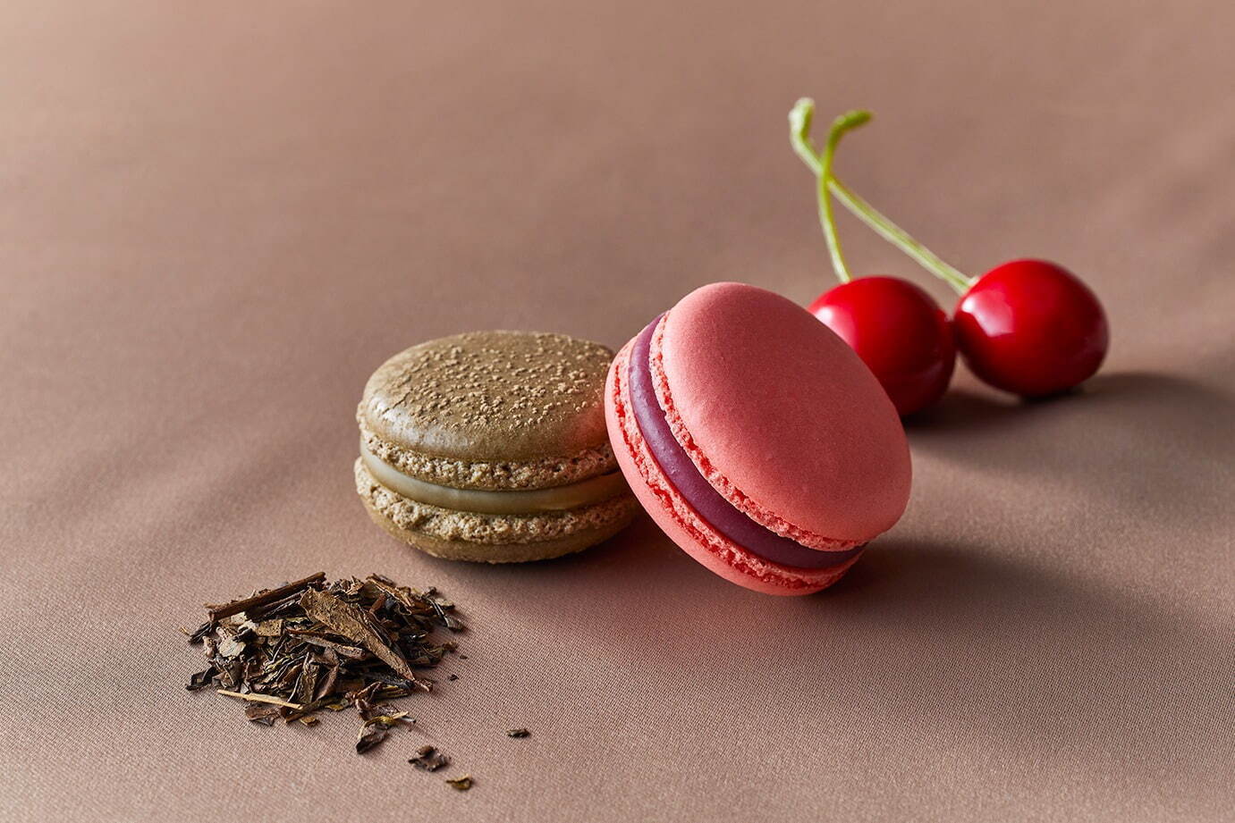 Hojicha and cherry macarons from Lindt