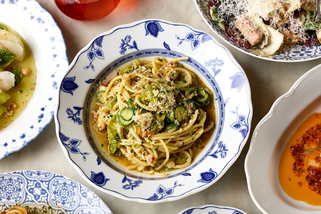 Linguini with crab, chilis, summer squash and garlic. Linguini với cua, ớt, bí mùa hè và tỏi