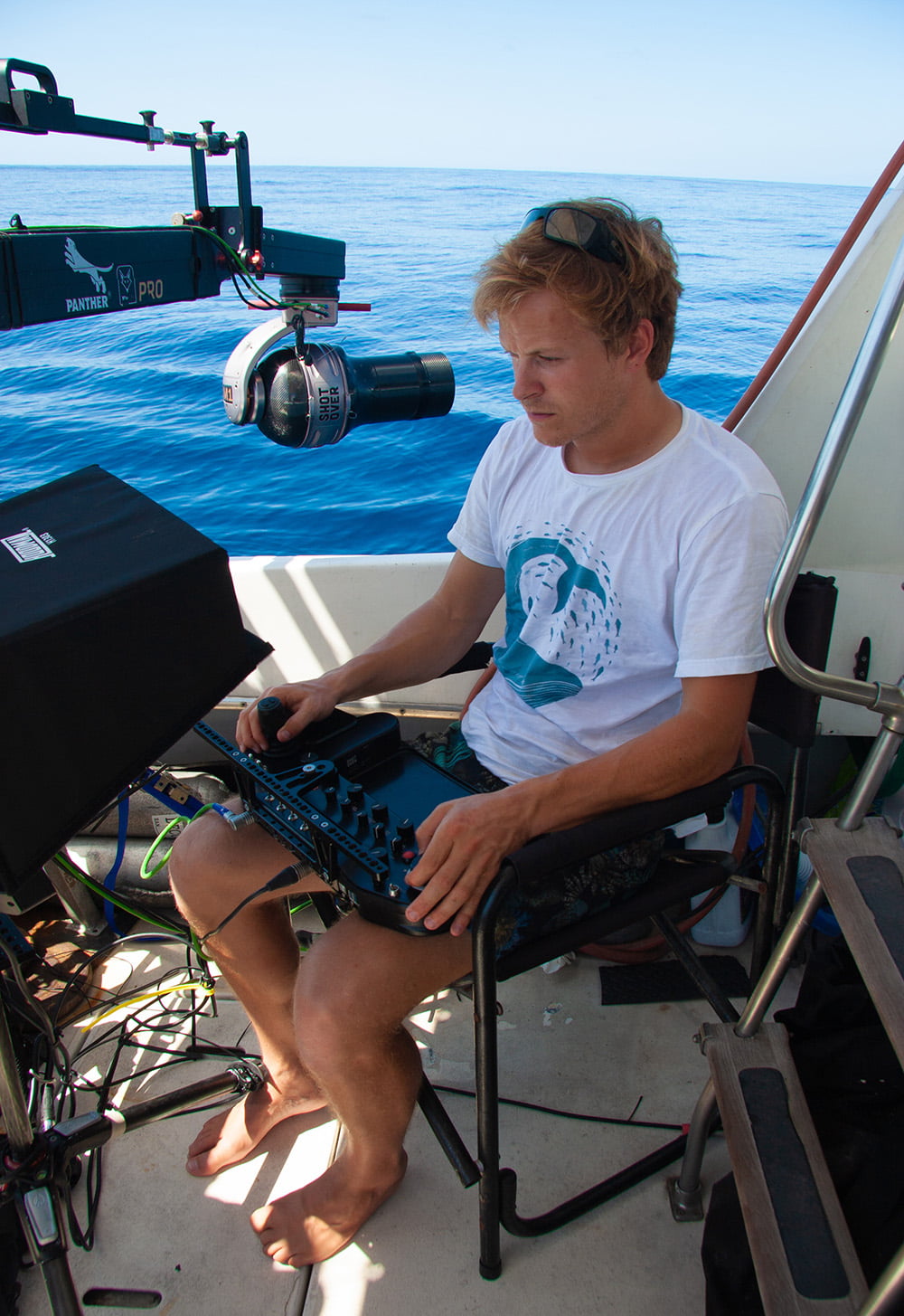 Bertie Gregory operating the Shotover from the Aguila's deck. Bertie Gregory vận hành Shotover từ bộ bài của Aguila