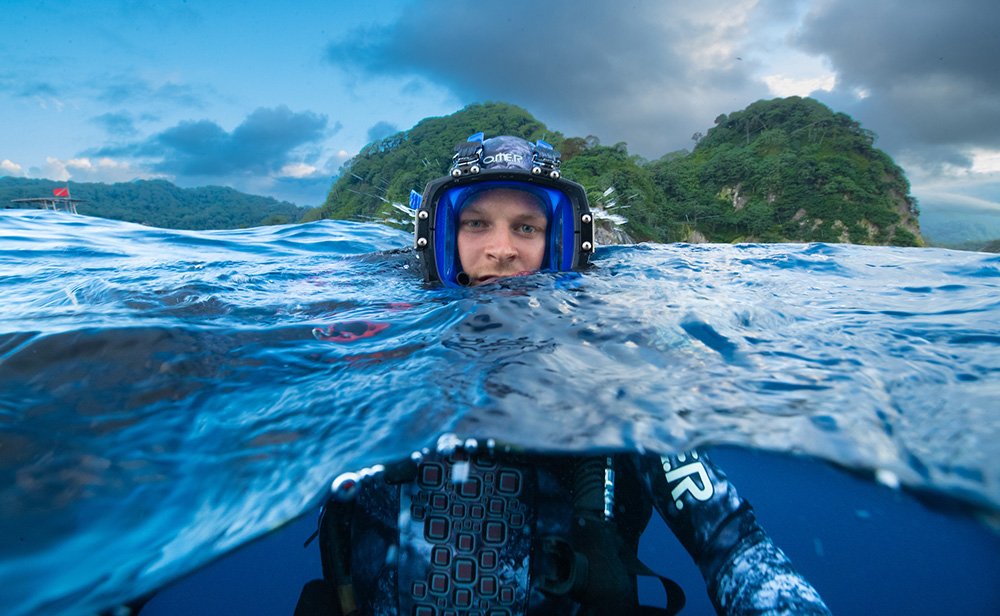 Bertie Gregory at the water's surface. Bertie Gregory trên mặt nước