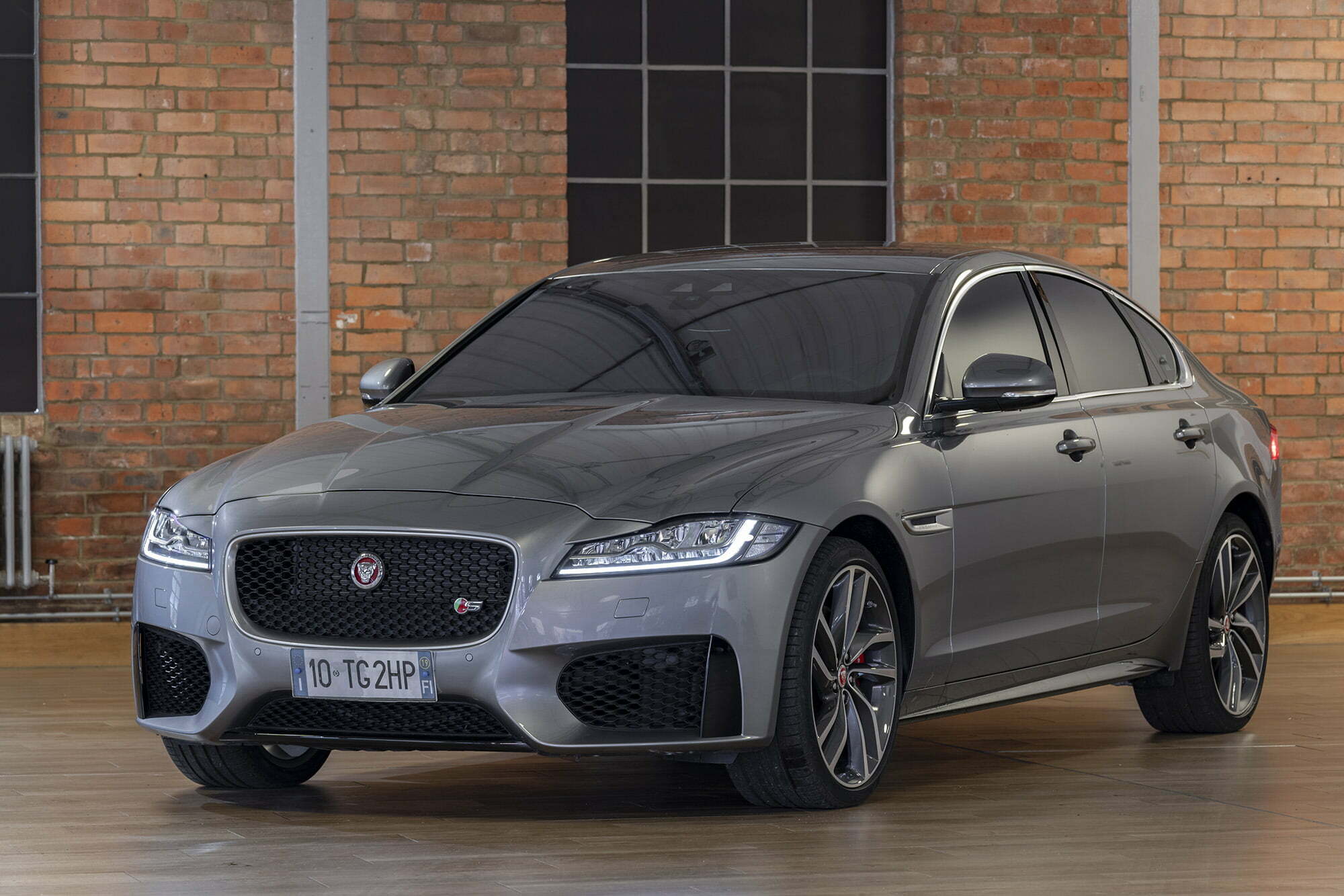 NO TIME TO DIE JAGUAR XF STUNT CAR