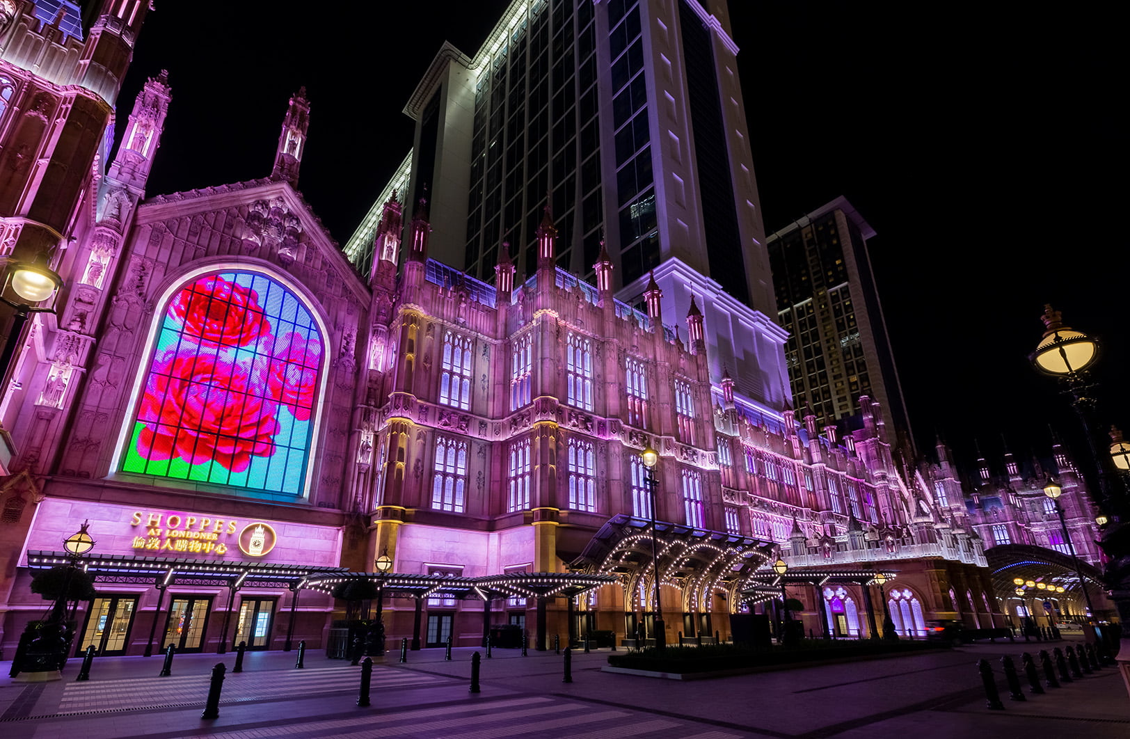 Accompanied by some of the most recognisable British-themed music, more than 10,000 lights create dynamic effects depicting London’s iconic black cabs, double-decker buses and royal carriage.