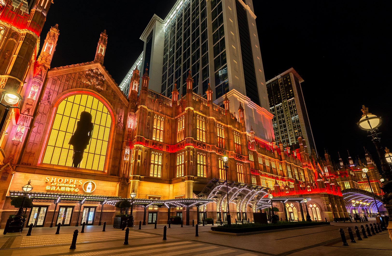 Accompanied by some of the most recognisable British-themed music, more than 10,000 lights create dynamic effects depicting London’s iconic black cabs, double-decker buses and royal carriage.