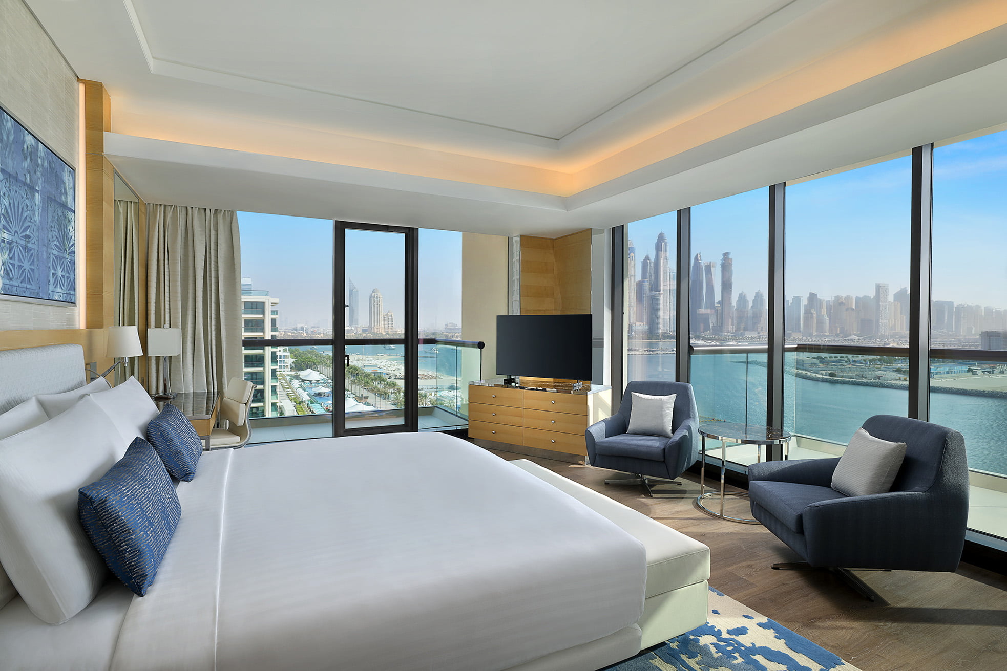 Marriott Resort Palm Jumeirah, Dubai - Palm Suite Bedroom