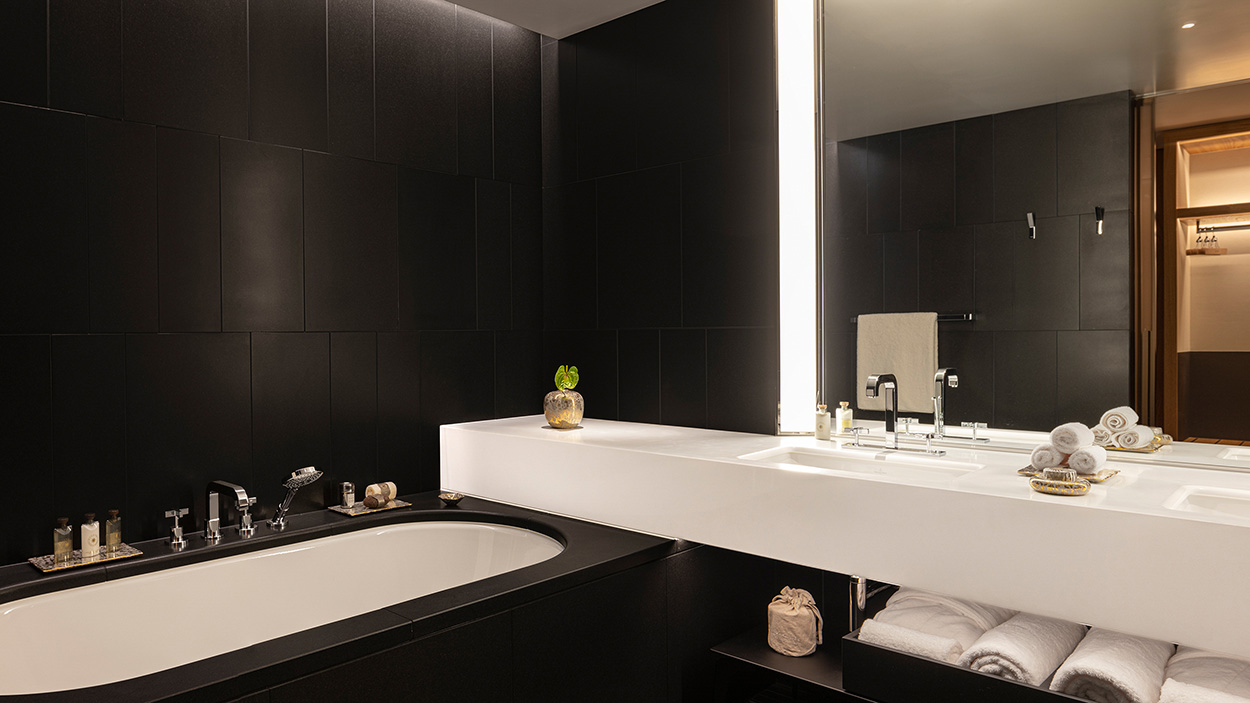 Guestroom Bathroom - Bulgari Hotel Tokyo