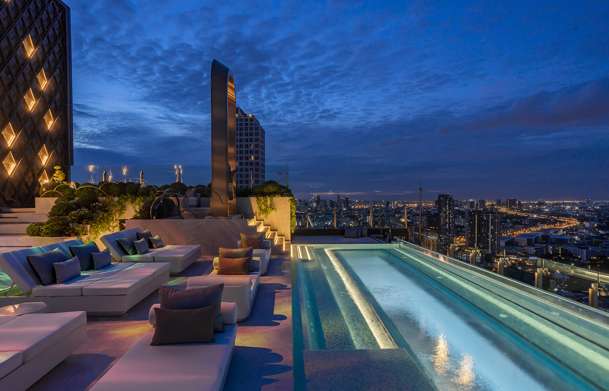 INNSiDE by Meliá Bangkok Sukhumvit swimming pool