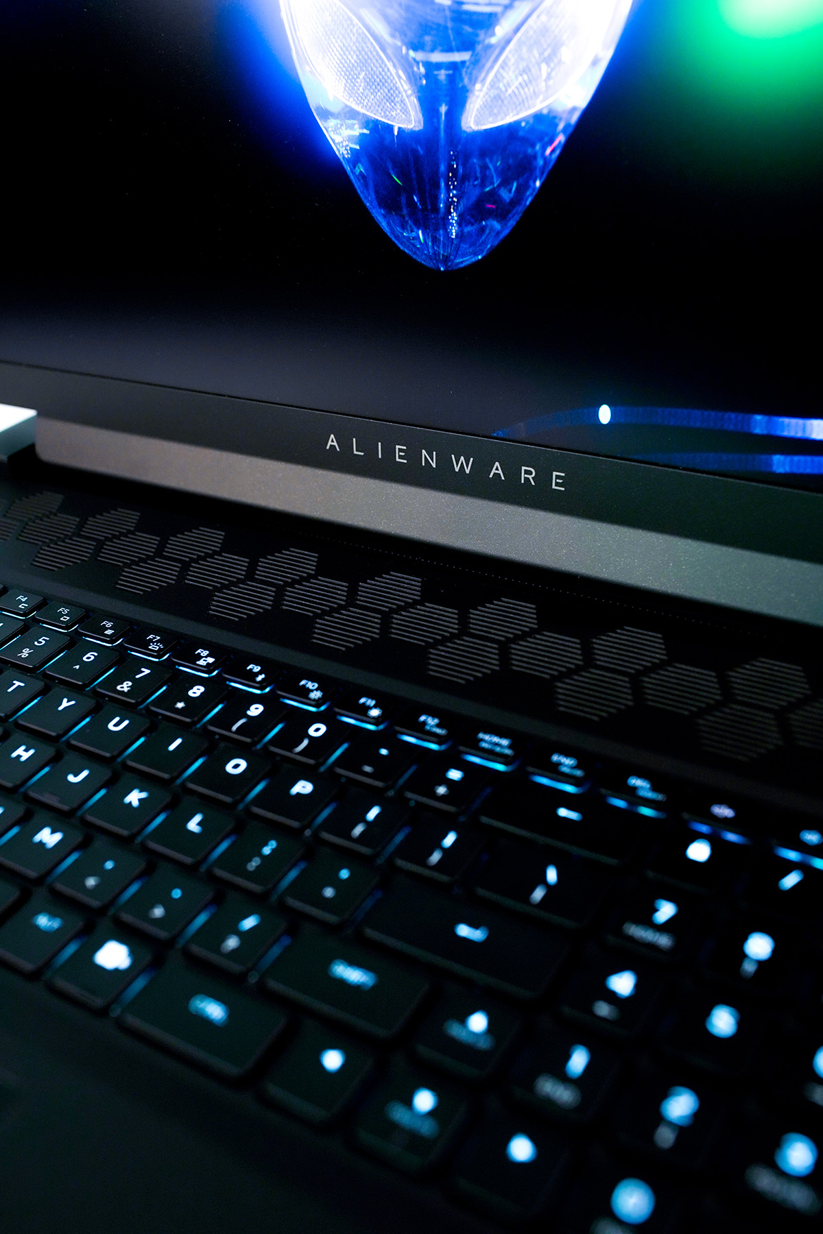 Alienware m18 R2