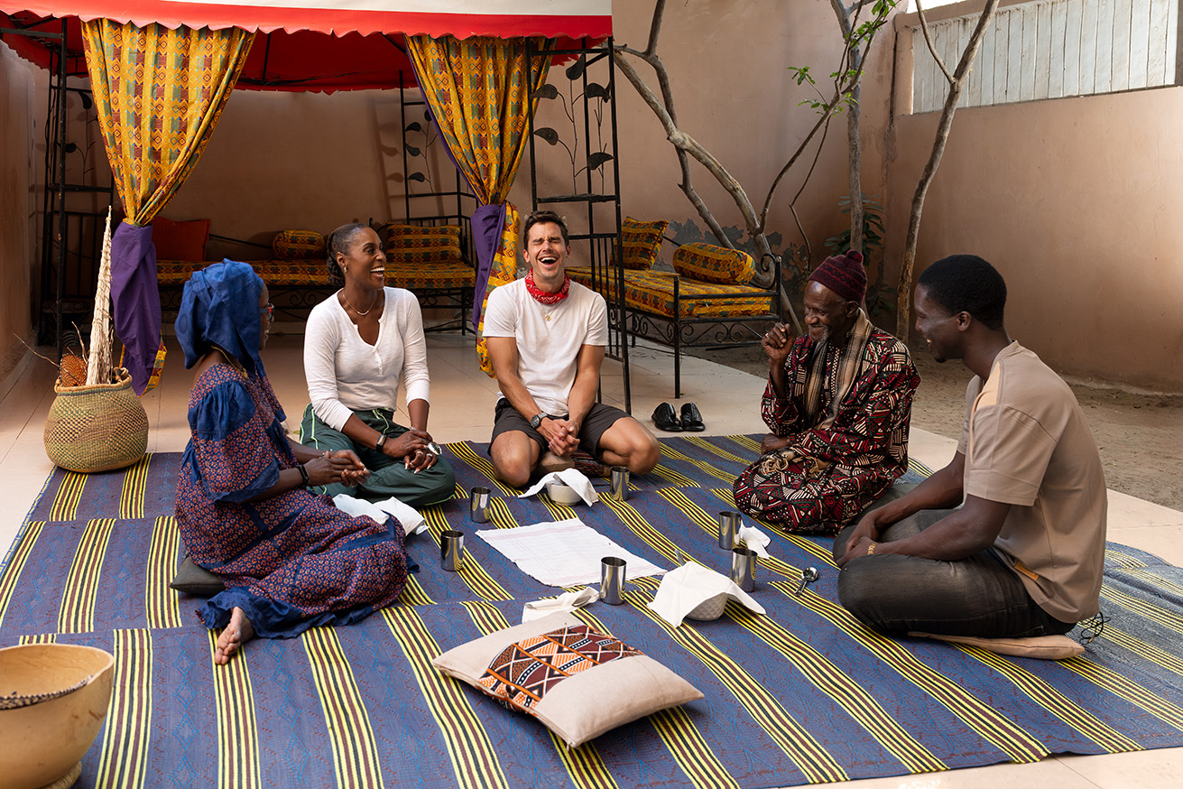 Fatima Fall, Issa Rae, Antoni Porowski, Papa Abdoulaye Sene and Hamade Ndiaye gather and wait for the Ceebu jën.